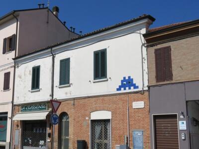 RA_17, Space Invader de Circonvallazione Fiume Montone Abbandonato — Street art de Invader à Ravenna