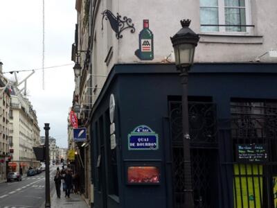 PA_1166, Space Invader on 1 quai de Bourbon — Street art by Invader in Paris