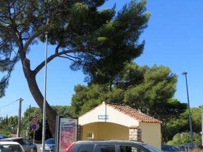LCT_06, Space Invader on Avenue de la Gare — Street art by Invader in La Ciotat