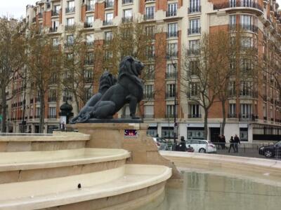 PA_1131, Space Invader on fontaine aux Lions — Street art by Invader in Paris