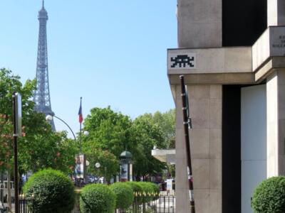PA_1253, Space Invader on 1 rue du Boccador — Street art by Invader in Paris