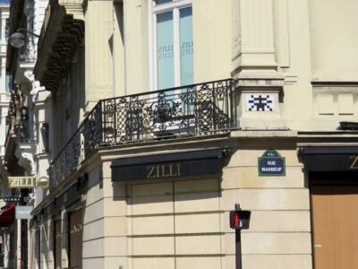 PA_1254, Space Invader on 23 rue Marbeuf — Street art by Invader in Paris