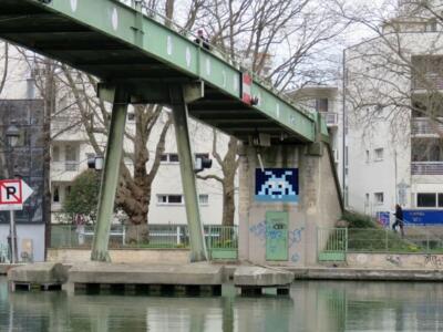 PA_1270, Space Invader on passerelle du Bassin de la Villette — Street art by Invader in Paris