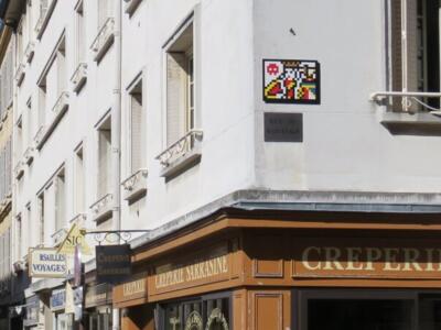 VRS_01, Space Invader on Rue du Bailliage — Street art by Invader in Versailles