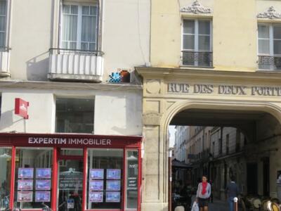 VRS_03, Space Invader on Rue des Deux Portes — Street art by Invader in Versailles