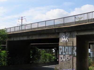 PA_1184, Space Invader on croisement E50/A6B — Street art by Invader in Chevilly-Larue