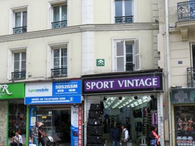 PA_1233, Space Invader on 2 rue des Poissonniers — Street art by Invader in Paris