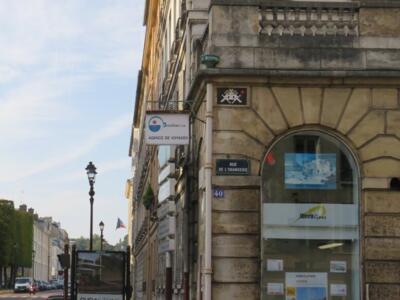 VRS_16, Space Invader on 40 rue de l'Orangerie — Street art by Invader in Versailles