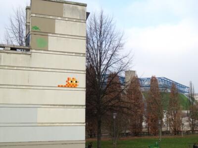 PA_1307, Space Invader on parc de Bercy — Street art by Invader in Paris