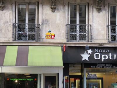 PA_1326, Space Invader on 85 rue la Fayette — Street art by Invader in Paris