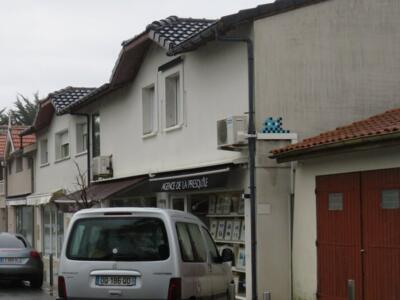CAPF_07, Space Invader on Boulevard de la Plage — Street art by Invader in Lège-Cap-Ferret