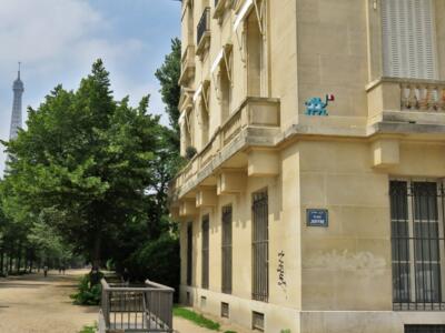 PA_1342, Space Invader on place Joffre, allée Adrienne Lecouvreur — Street art by Invader in Paris