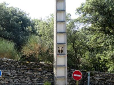 LBR_04, Space Invader on Chemin des Fileuses — Street art by Invader in Gordes