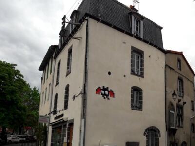CLR_40, Space Invader on 38 Boulevard Etienne Clémentel — Street art by Invader in Clermont-Ferrand