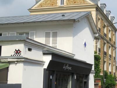 VRS_40, Space Invader on 1 avenue de Maintenon — Street art by Invader in Versailles
