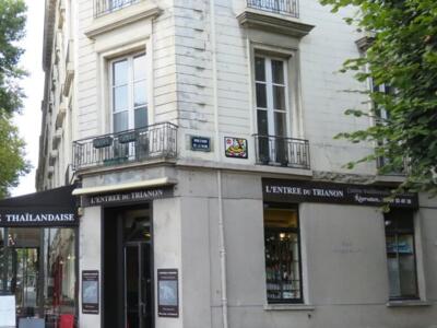 VRS_17, Space Invader on 27 rue des Réservoirs — Street art by Invader in Versailles