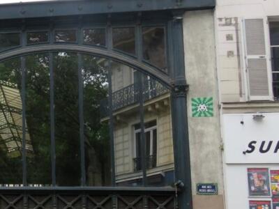 PA_1355, Space Invader on 85bis boulevard Magenta — Street art by Invader in Paris