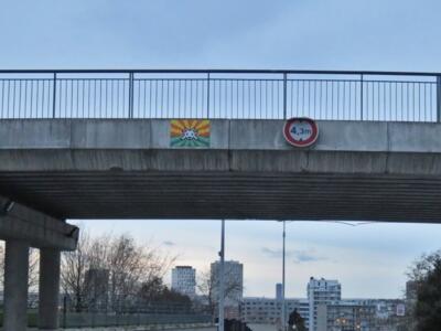 PA_1381, Space Invader on passerelle rue de l'Épine — Street art by Invader in Bagnolet