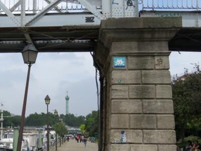 PA_1346, Space Invader du pilier est du pont de l'Arsenal — Street art de Invader à Paris