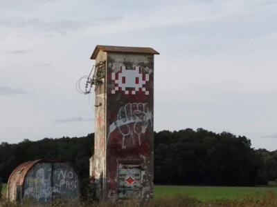 FTBL_35, Space Invader du chemin des Bourbons — Street art de Invader à Milly-la-Forêt