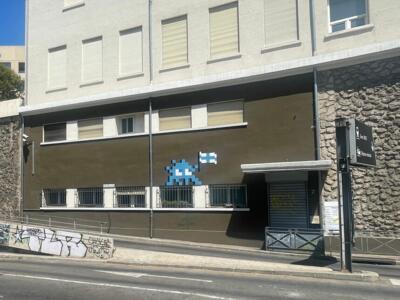 MARS_76, Space Invader on Dépose-minute Narvik — Street art by Invader in Marseille