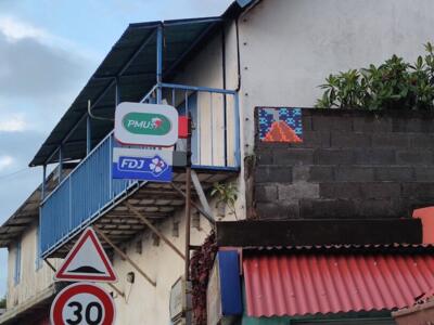 REUN_11, Space Invader de la rue François de Mahy — Street art de Invader à Les Trois-Bassins