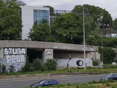 PA_1486, Space Invader de l'autoroute de l'Est — Street art de Invader à Charenton-le-Pont