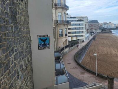 BAB_08, Space Invader de Descente de l'Océan — Street art de Invader à Biarritz