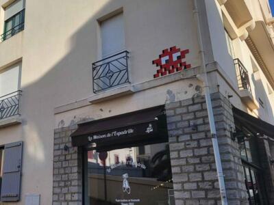 BAB_39, Space Invader on 4 Rue du Port Vieux — Street art by Invader in Biarritz