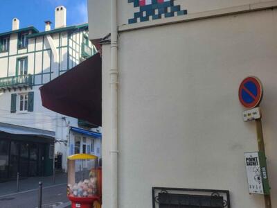 BAB_40, Space Invader on Rue du Temple — Street art by Invader in Biarritz