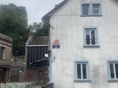 AMI_13, Space Invader on Rue des Bondes — Street art by Invader in Amiens