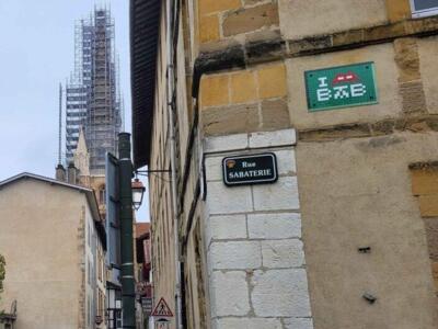 BAB_15, Space Invader de la place Émile Boeswillwald — Street art de Invader à Bayonne