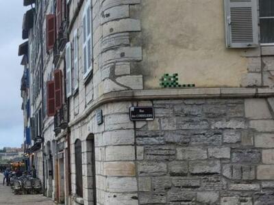 BAB_21, Space Invader de la rue des Cordeliers — Street art de Invader à Bayonne
