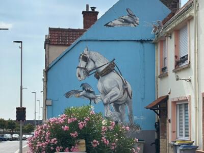 Cheval de trait et goélands — Street art de Bruno Ghys à Boulogne-sur-Mer
