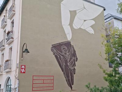 A simple and graceful terracotta votive figurine from ancient Greece — Street art by Mioshe in Bayonne