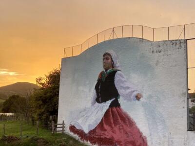The dancer on the Isturits pelota wall — Street art by John Wentz in Isturits