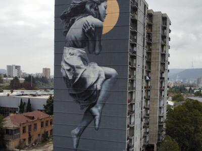 Hold Me Tight — Street art de Judith de Leeuw à Tbilisi