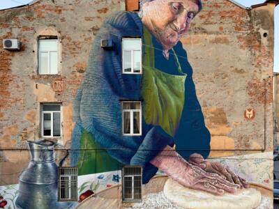 Avec amour (Grand-mère) — Street art de Sasha Korban à Kutaisi