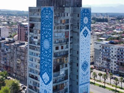Le signe bleu — Street art de Tina Chertova à Kutaisi