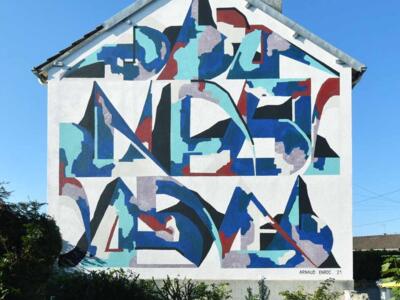 Lettres déconstruites en bleu — Street art de Arnaud Enroc à Mondeville