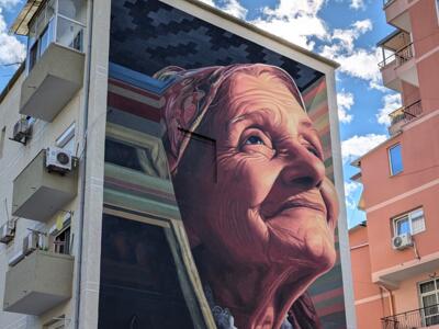 Grand-mère au foulard — Street art de Medianeras à Tirana