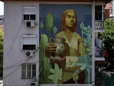 Victoria — Street art de Andreas Welin à Tirana