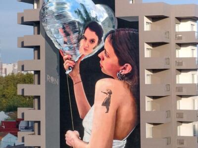 Reflet dans le ballon-cœur — Street art de Martin Ron à Bernal