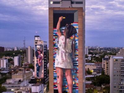Girl at the brick wall — Street art by Martin Ron in Banfield