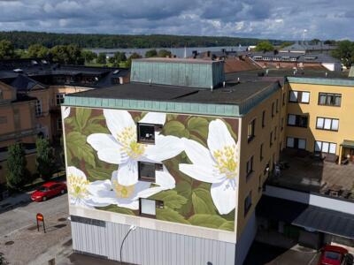 Anémones blanches sur feuillage vert — Street art de Doa Oa à Vänersborg