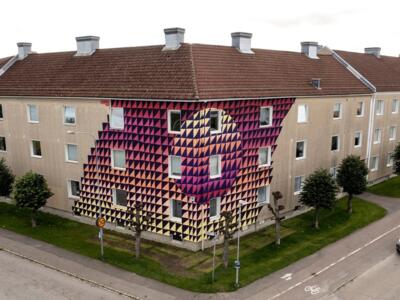 Losange de triangles colorés — Street art de Noodls à Vänersborg