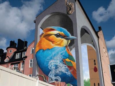 Bird under a trompe-l'oeil arch — Street art by Charlie Granberg in Vänersborg