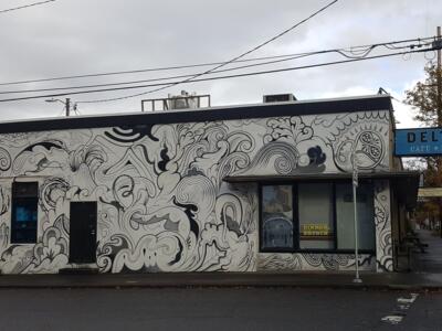 Arabesques noir et blanc du Delta Cafe — Street art de Rather Severe à Portland