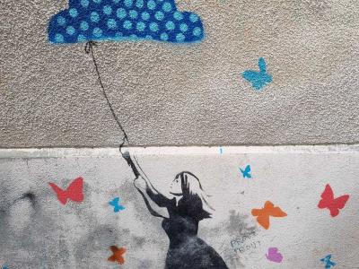 Fillette au nuage et papillons colorés — Street art à Chamalières