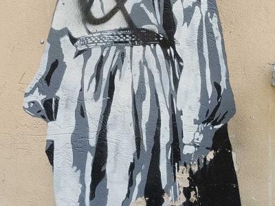 Woman in traditional costume — Street art by Edward von Lõngus in Vilnius